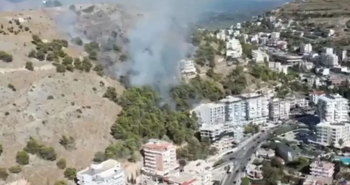 Zjarr i madh pranë Hotel Turizmit në Sarandë, zjarrfikësit në vendngjarje