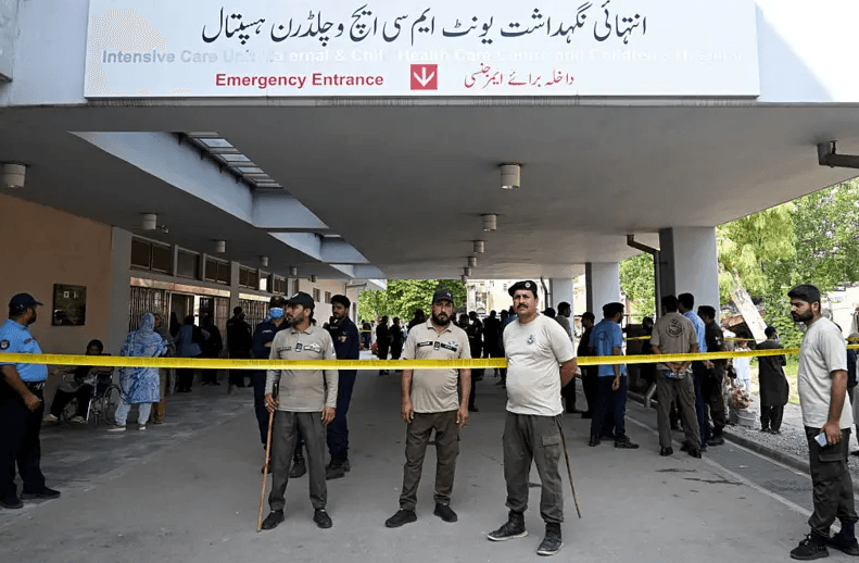 Zjarr në një spital materniteti në Pakistan, vdesin 14 foshnje