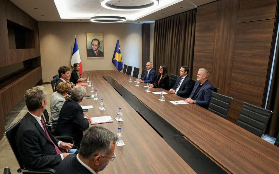 Abdixhiku pret delegacionin francez, diskutojnë për forcimin e partneritetit dhe integrimin e Kosovës në BE