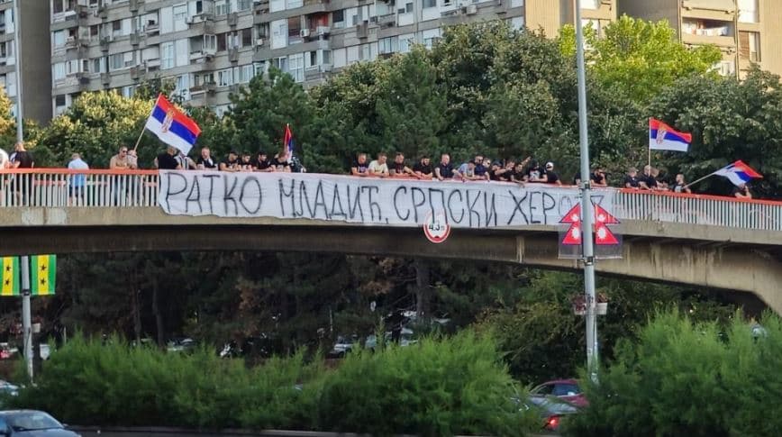 Featured image for Aeroplani me trupin e pajetë të Ratko Mlladiç arrin në Beograd