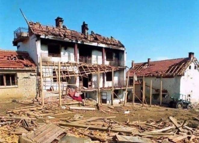Featured image for “Aksion i planifikuar prej muajsh, në bashkëpunim me struktura të larta të MPB-së të Serbisë” – Hollësi nga aktakuza ndaj 35 të dyshuarve për vrasjen e civilëve në lagjen e Jasharëve në Prekaz