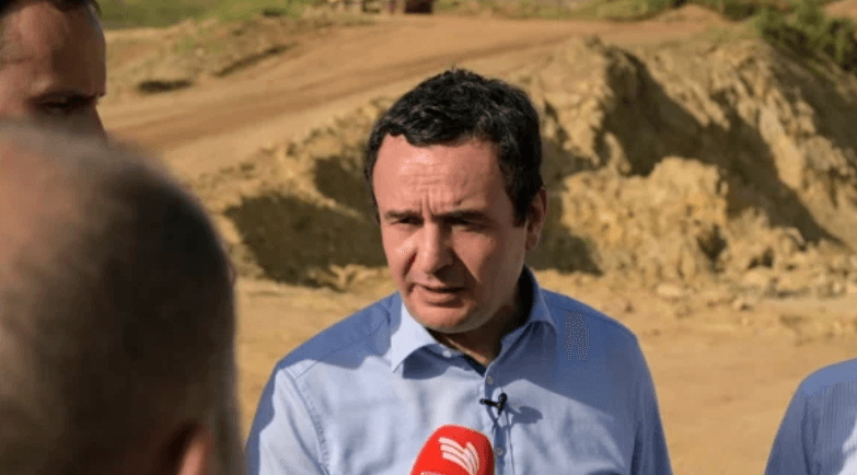 Albin Kurti tallet me qytetarët e Gjilanit dhe Anamoravës, pa pikë turpi e premton sërish përfundimin e autostradës