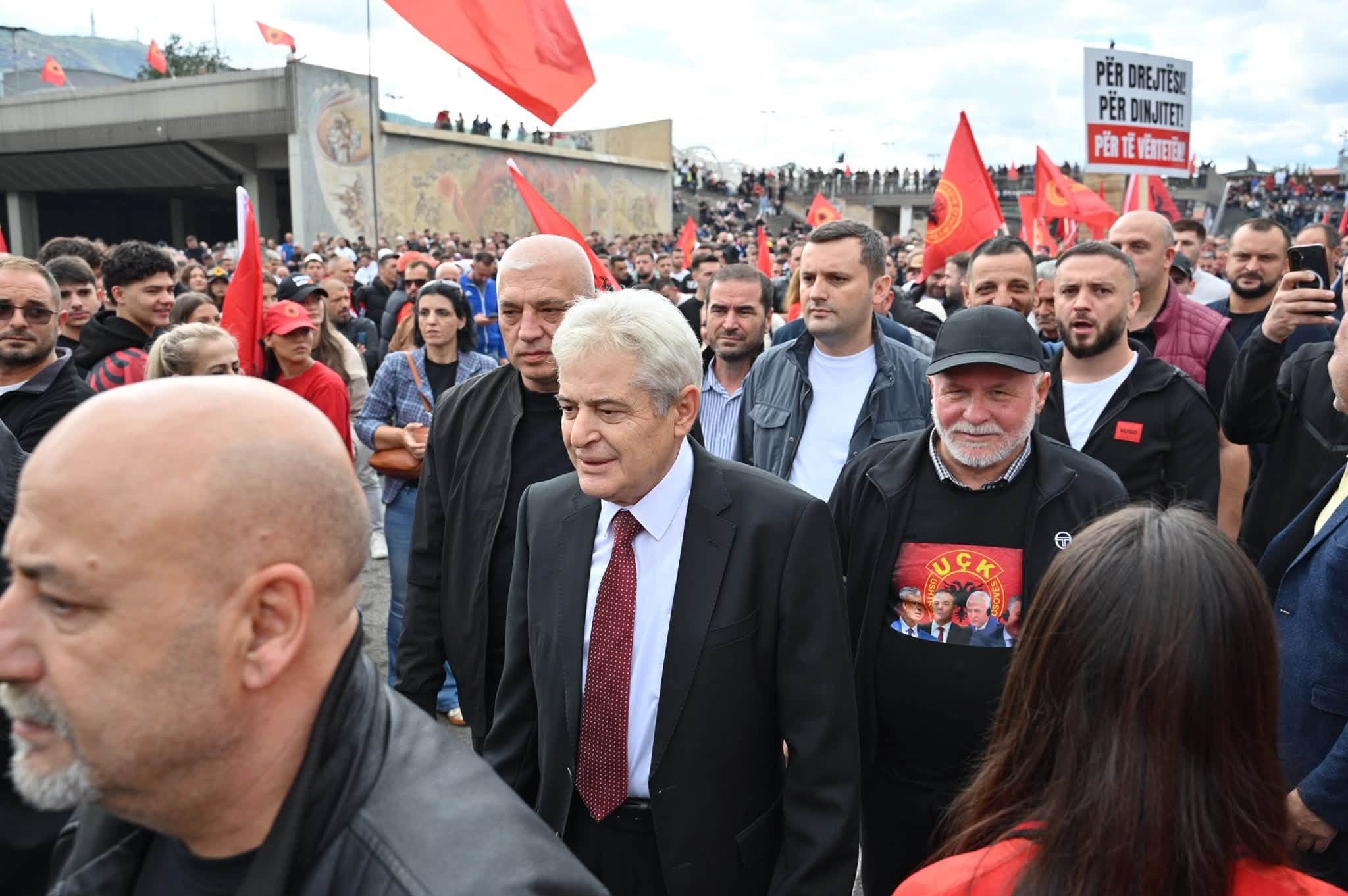 Featured image for Ali Ahmeti në protestën në Shkup: Ata që luftuan për lirinë e Kosovës nuk mund të gjykohen mbi akuza të ndërtuara nga Beogradi e Moska