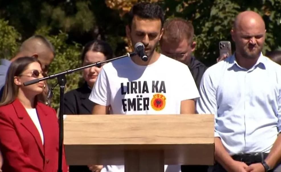 Altin Krasniqi nga protesta thirrje partive: T’i lëmë anash dallimet politike, të bashkohemi dhe të vazhdojmë kërkimin e drejtësisë