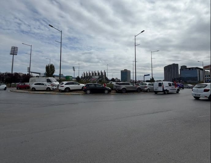 Ana e shëmtuar e marshit: Parkingu ishte falas sot, por disa qytetarë i parkuan veturat në rreth rrotullimin mbi stadiumin “Fadil Vokrri”