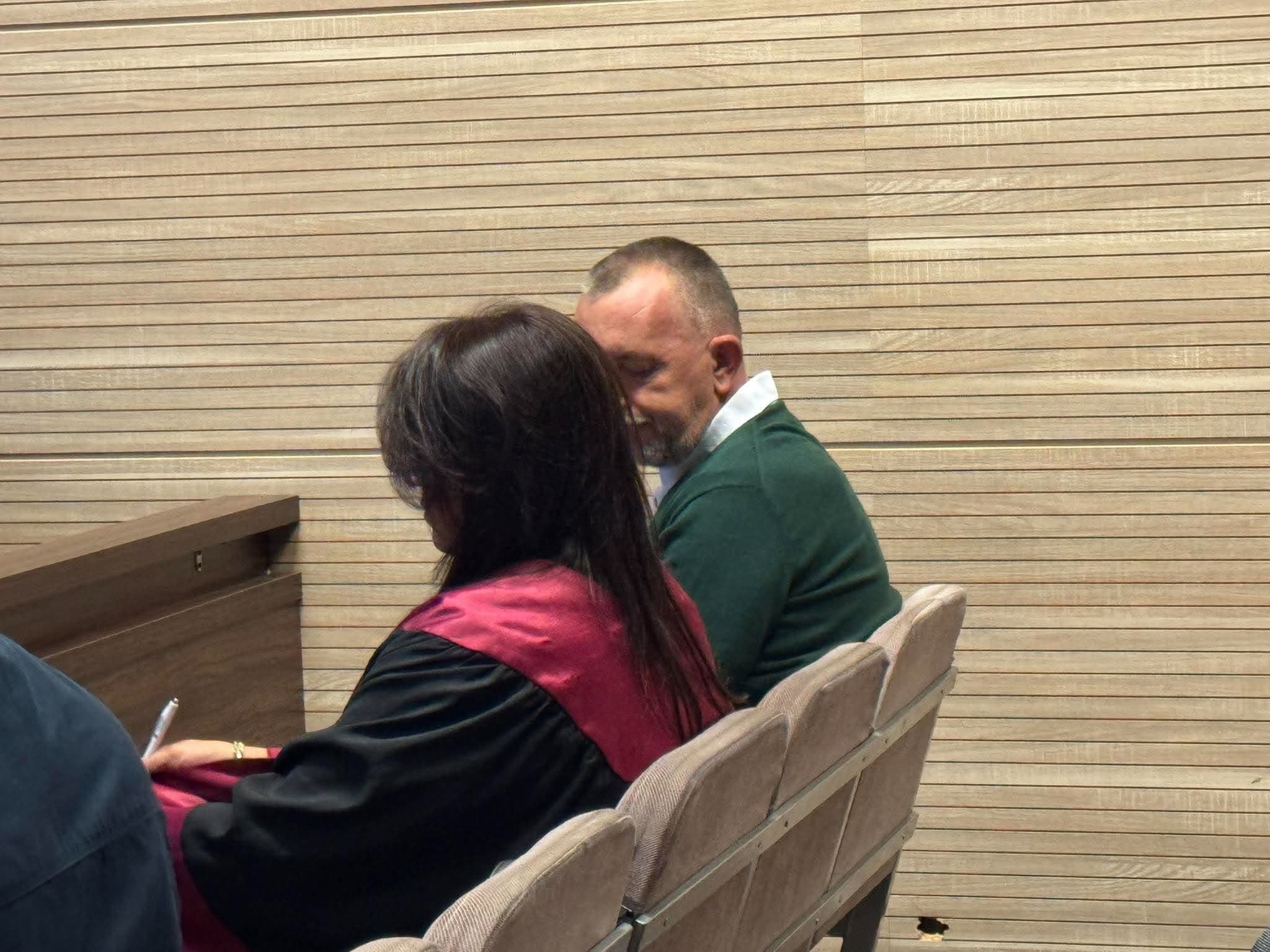Ardian Krasniqi mohon akuzat në gjykatë: “Nuk jam fajtor, kam prova”, mbrojtja kërkon arrest shtëpiak