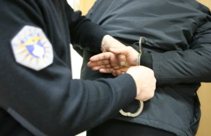 Arrestohen tre persona në Prishtinë, dyshohen për fajde dhe kanosje