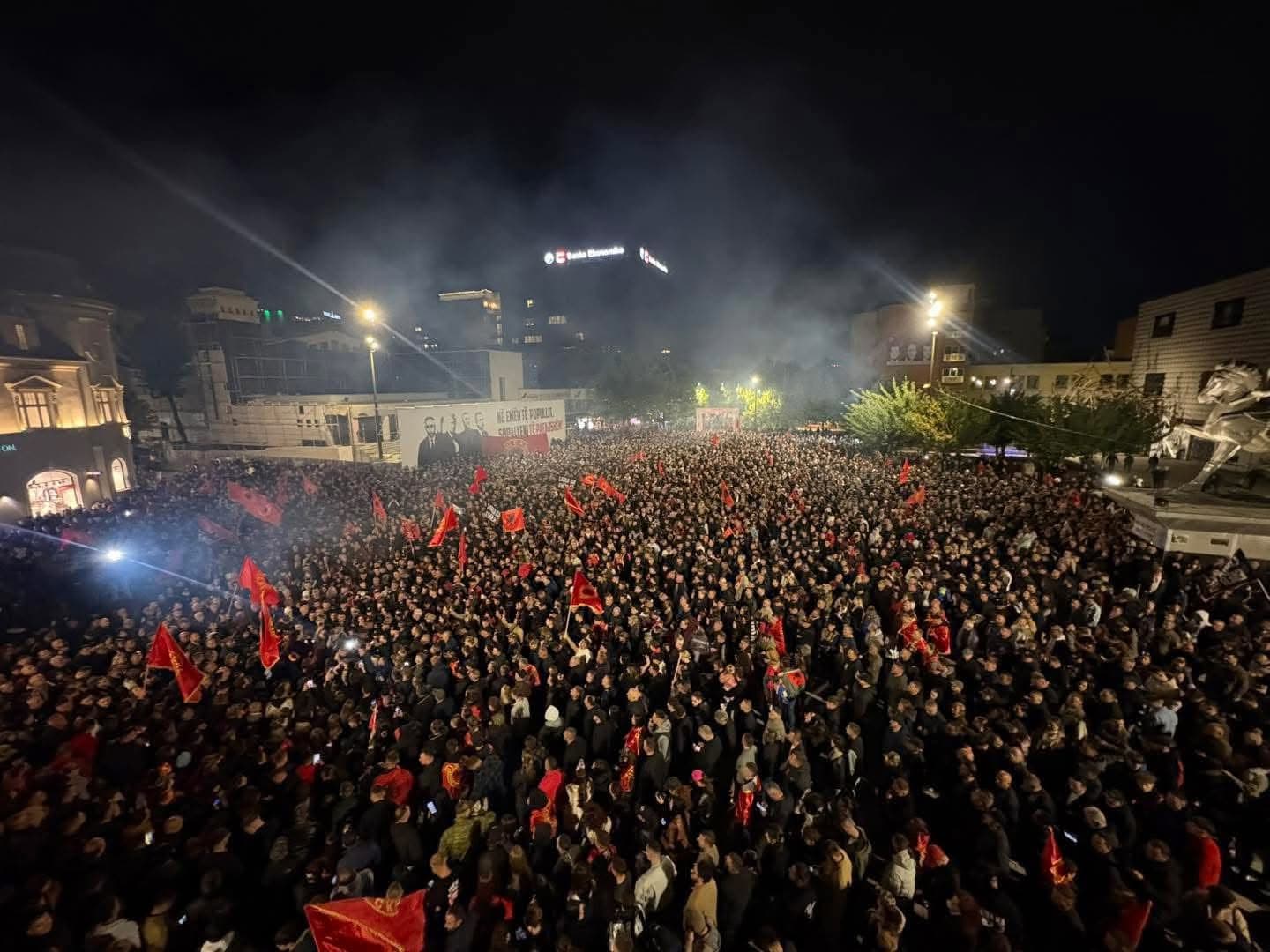 Besiana Mehmedi, Shkodran Tolaj, Dibran Istrefi dhe një minutë heshtje për drejtësinë: Skenari i ditës së 12-të të protestës “Jo në emrin tim”