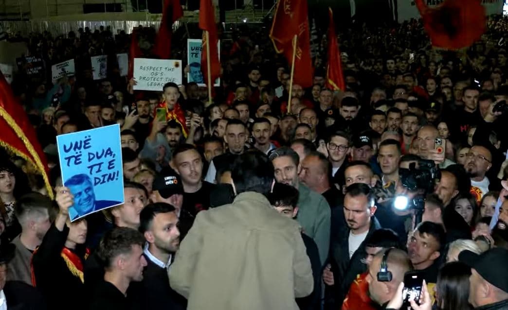 “Betimi i ushtarit” jehon në sheshin “Skënderbeu” në protestën e gjashtë