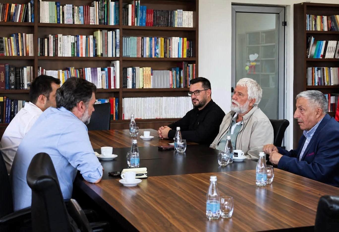 Çeku takon drejtuesit e SBAShK-ut, dakordohen për takime me mësimdhënësit