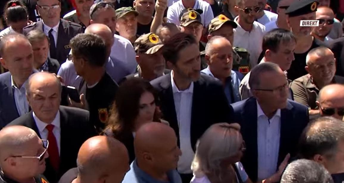Deputetët e zyrtarët e PDK-së arrijnë në protestën kundër vendimit të Speciales