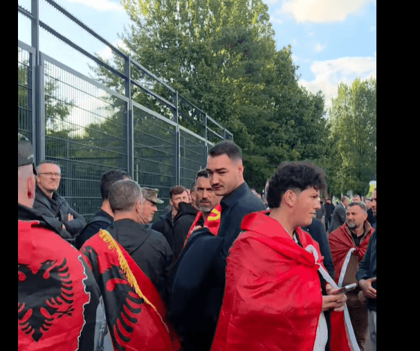Featured image for Djali i Kadri Veselit arrin në Gjykatë, përshëndet qytetarët që po presin jashtë verdiktin final