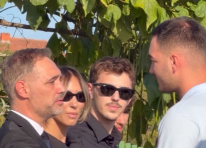 Djali i Kadri Veselit në varrimin e Flora Brovinës, bisedon me djalin e saj