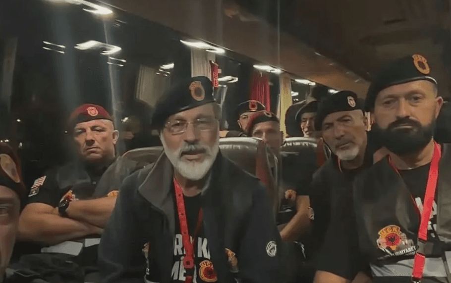 “Do qëndrojmë në qiell të hapur deri më 16 shtator”, veteranët e UÇK-së zbarkojnë në Hagë
