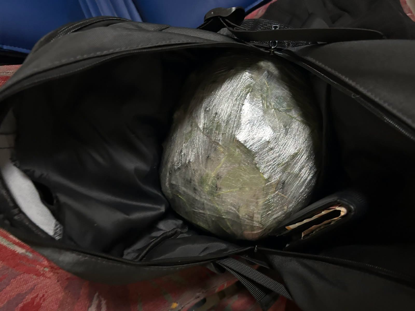 Featured image for Dogana kap 2.1 kilogramë marihuanë në Vërmicë, zbulohet në çantën e një udhëtari
