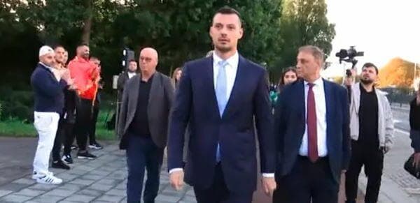 Featured image for Endrit Thaçi hyn në Gjykatë Speciale pak para shpalljes së vendimit për babanë e tij
