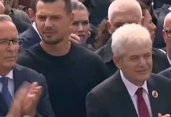 Endrit Thaçi në “Marshin për Liri”, shihet përkrah Bedri Hamzës dhe Ali Ahmetit