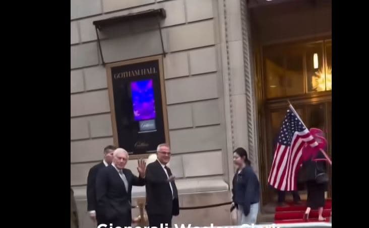 “Është kriminel, ai po na e shet tokën” Vazhdojnë protestat kundër Ramës në Amerikë, shqiptarët kërkojnë nga gjenerali Clark mos ta takojë