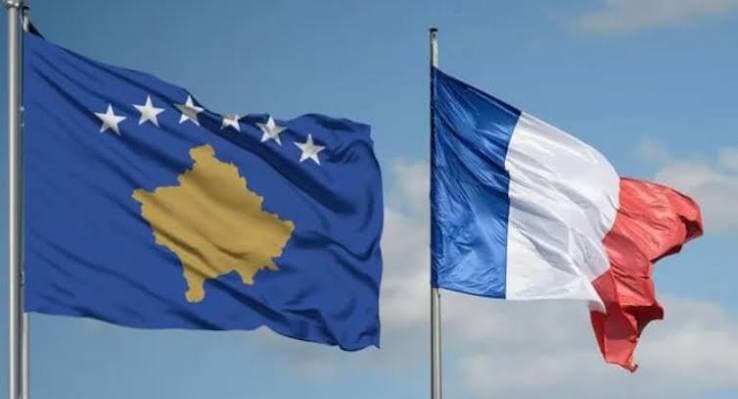 Franca thërret qytetarët e saj të shmangin daljet nëpër qytetet e Kosovës, deri në fund të ditës, nesër