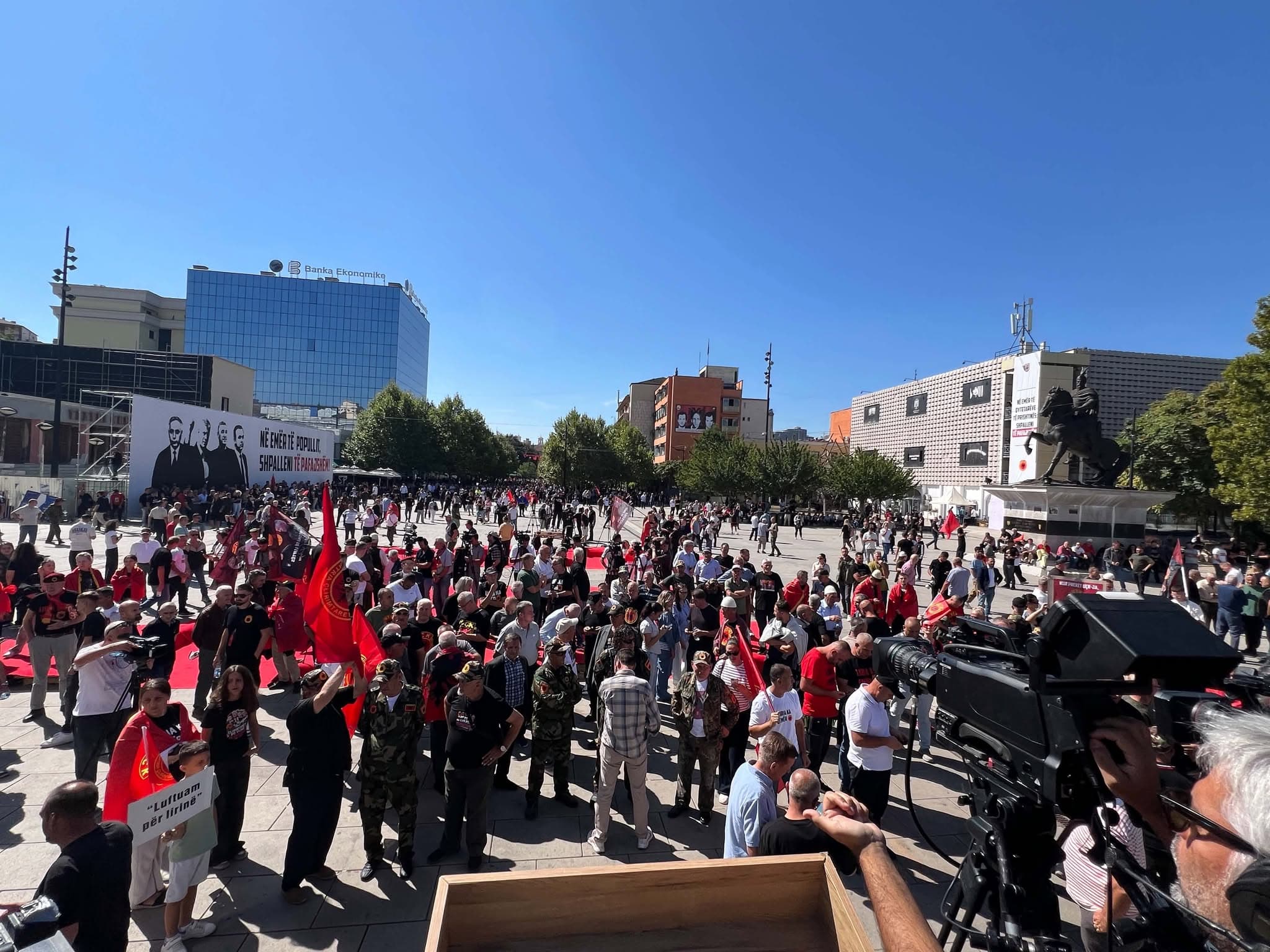 Gjithçka gati – Qytetarët nisin të mblidhen tek sheshi “Skënderbeu” për protestën e sotme