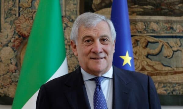 Featured image for “Gratë me funde të gjata janë nëna më të mira”, deklarata e zv.kryeministrit shkakton zemërim në Itali, deputetet protestojnë me minifunde