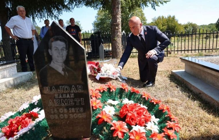 Haradinaj përkujton Hajdar Ahmetin në 23-vjetorin e rënies