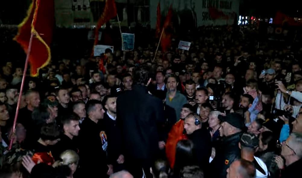 Haziri në natën e gjashtë të protestës: Ky shesh nuk kërkon ndarje, kërkon bashkim – na ka bashkuar UÇK-ja