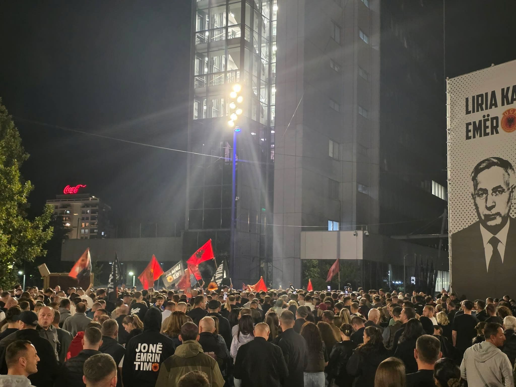 “JO NË EMRIN TIM” – Qindra protestues mblidhen në shesh kundër vendimit të Gjykatës Speciale
