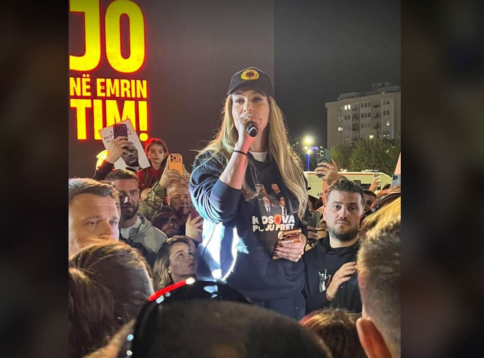 Featured image for “Jo në emrin tonë!”, Leonora Jakupi me fjalim të fuqishëm nga sheshi