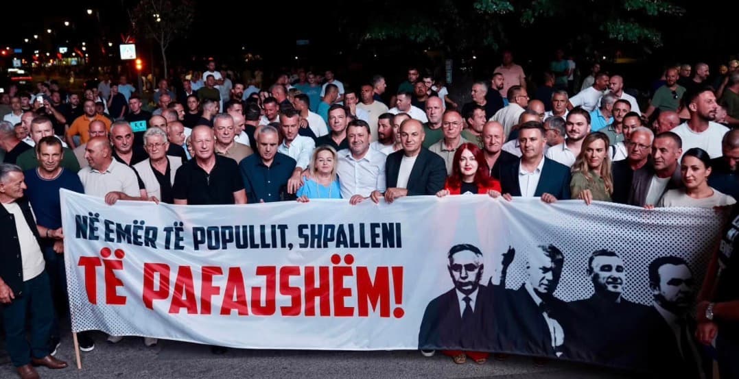 Featured image for Kërcitja e akrepave deri në atë të çekiçit në Hagë – “Ora e Pritjes” nis edhe në Gjakovë