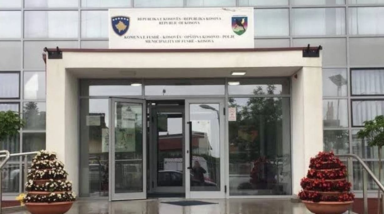 Komuna e Fushë Kosovës lidh kontratë 16.5 mijë euro për bileta dhe transport ajror zyrtar