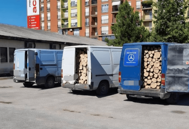 Konfiskohen gjashtë automjete në Ferizaj, dyshohet se transportonin dru pa dokumentacion
