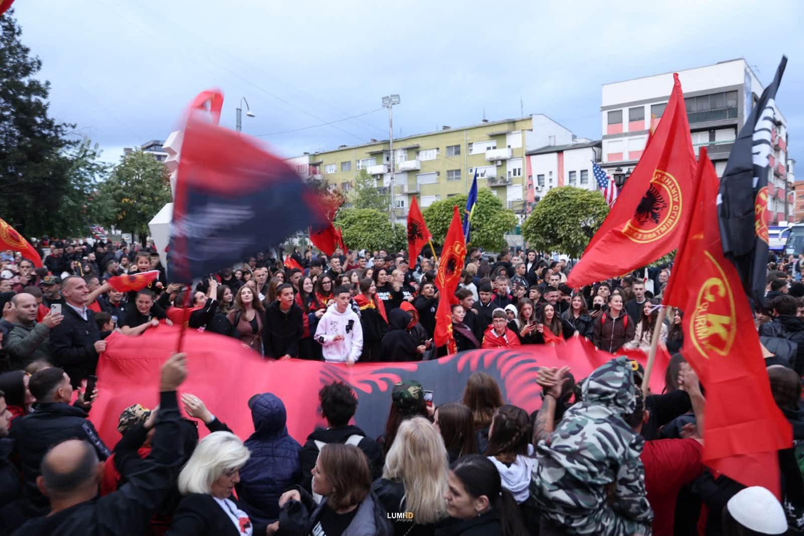 Kosova në këmbë për çlirimtarët! – Qytetarët protestojnë në shumë qytete kundër vendimit të Speciales