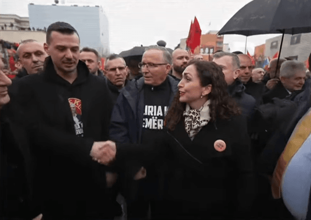 Kur i duheshin votat për të siguruar mandatin e dytë si Presidente doli “krah për krah” me djalin e Thaçit – Si u zhduk Osmani kur 100 mijë veta kërkuan drejtësi për çlirimtarët?