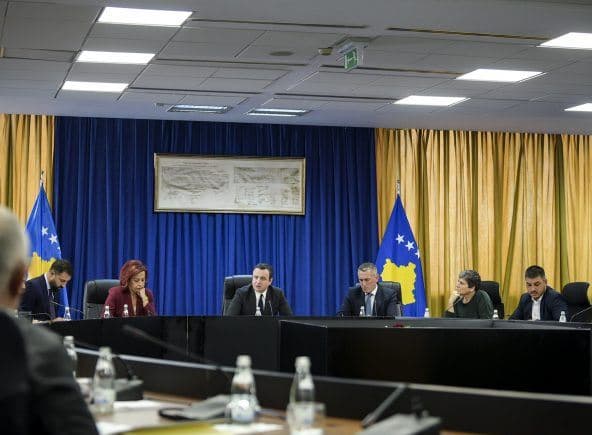 Featured image for Kurti takon përfaqësuesit e komuniteteve, diskutohet vota për Bekim Sejdiun