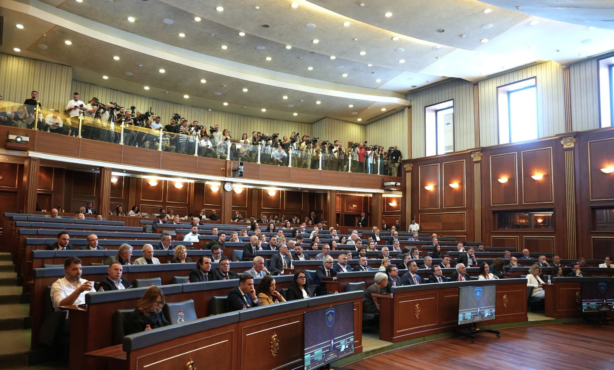 Kuvendi në njoftimin për seancën përmend përplasjen me Listën Serbe – por lë jashtë refuzimin e VV-së për Çitakun e Shalën