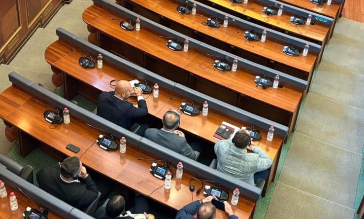 Lista Serbe hyn në sallë për votimin e Qeverisë Kurti 4, mungojnë PDK-ja e LDK-ja