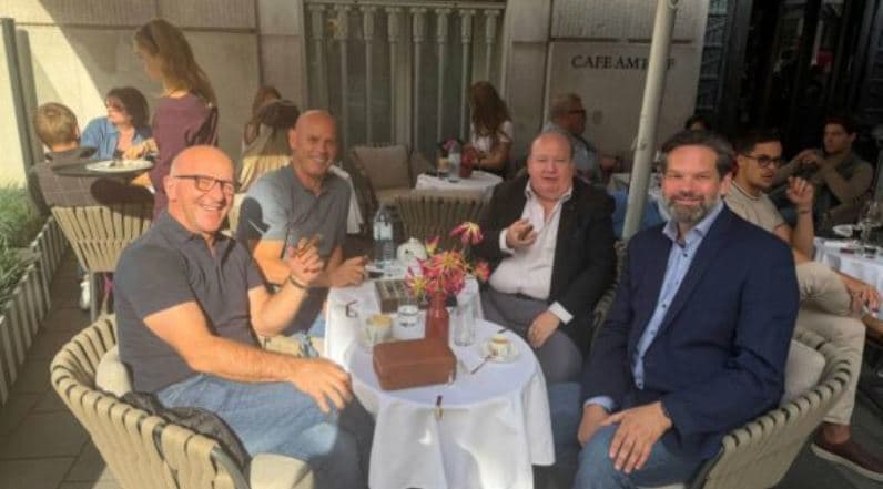 Lladrovci takohet në Vjenë me stërnipin e Churchill-it dhe eurodeputetin Mandl