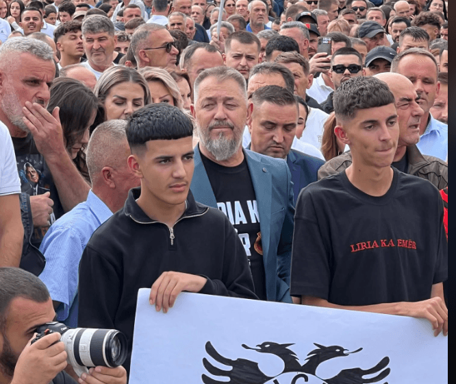 Lushtaku gjatë protestës në Skenderaj: Rinia po tregon se e duan Kosovën, e respektojnë gjakun e dëshmorëve dhe sakrificën e vendit