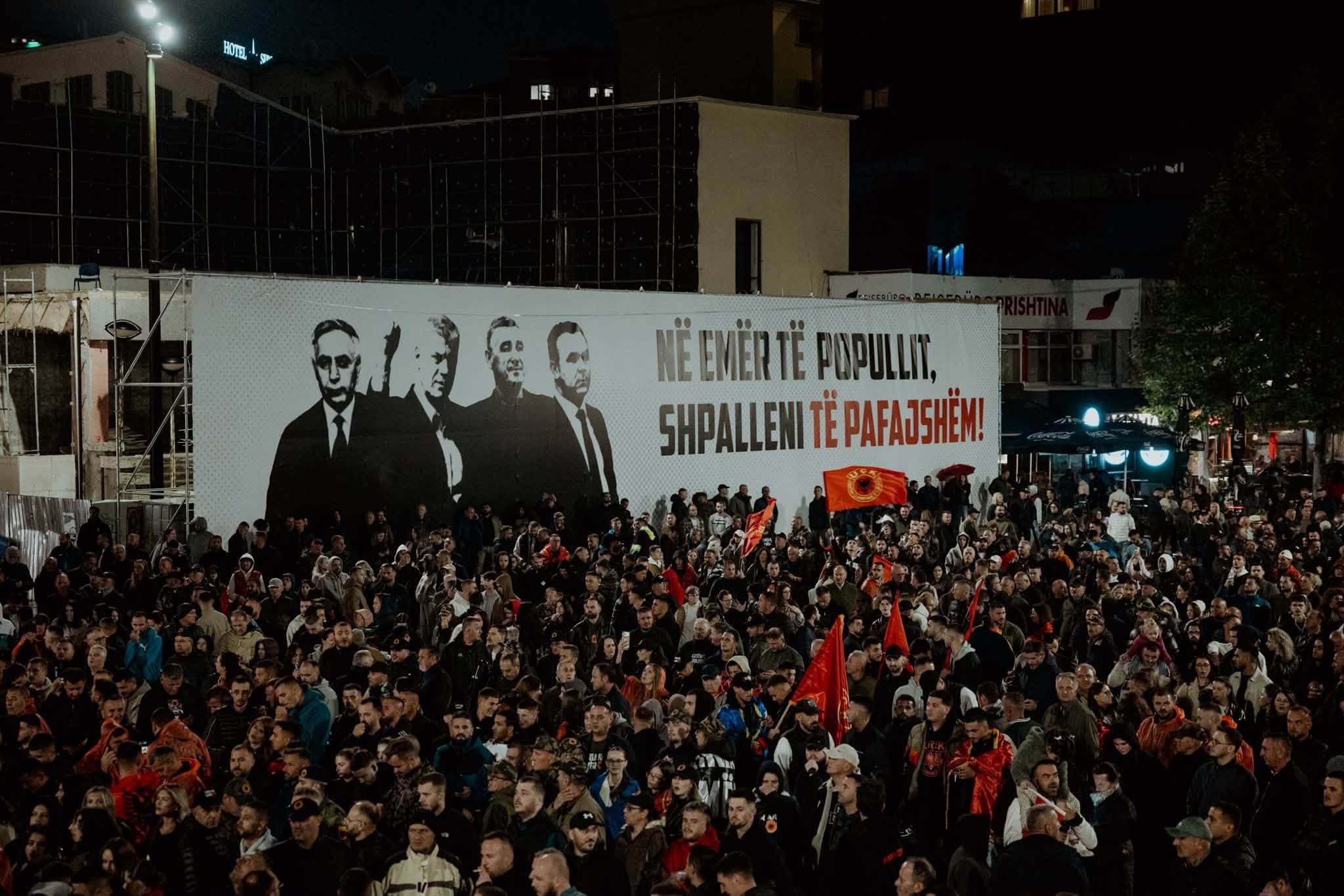 Me flamuj të UÇK-së në duar, qytetarët nuk zmbrapsen nga shiu në natën e dhjetë