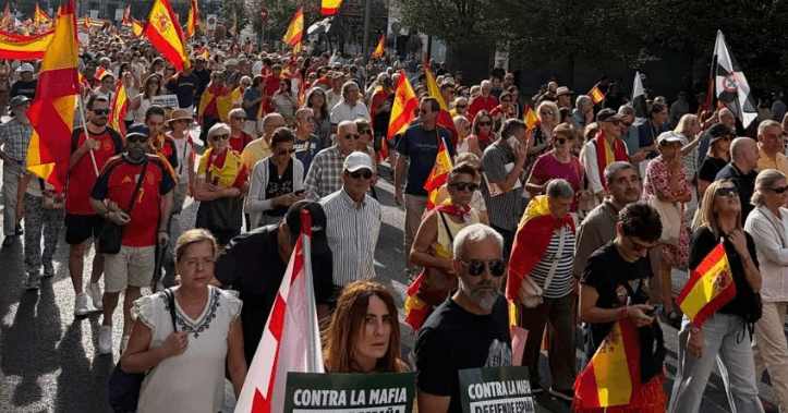Featured image for Mijëra njerëz protestojnë në Madrid kundër menaxhimit të krizës së migracionit në Ceuta