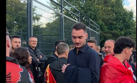 Momenti i madh po afron: Familjarët e katër ish-krerëve të UÇK-së futen në sallë për ta dëgjuar verdiktin