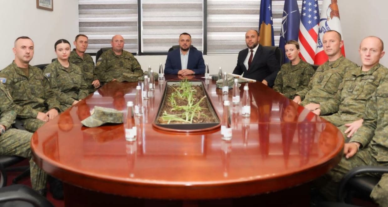 Në Ditën e Boshnjakëve, Maqedonci u ndan mirënjohje ushtarëve të komunitetit boshnjak që shërbejnë në FSK