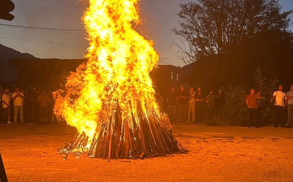 Featured image for Në Gllogjan ndizet “Zjarri i Lirisë” – Dukagjini përcjell mesazhin: Çlirimtarët nuk janë vetëm