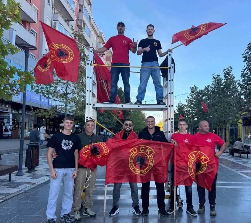 Në sheshin e Podujevës vendosën flamujt e UÇK-së një ditë para protestës për Çlirimtarët