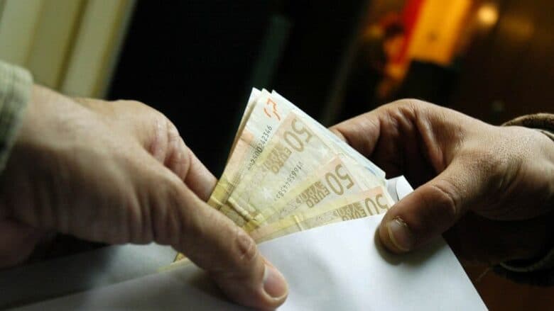 Featured image for Nga 1000 euro borxh në 8000 euro kthim: Kërkohet paraburgim për dy të dyshuarit për fajde në Rahovec
