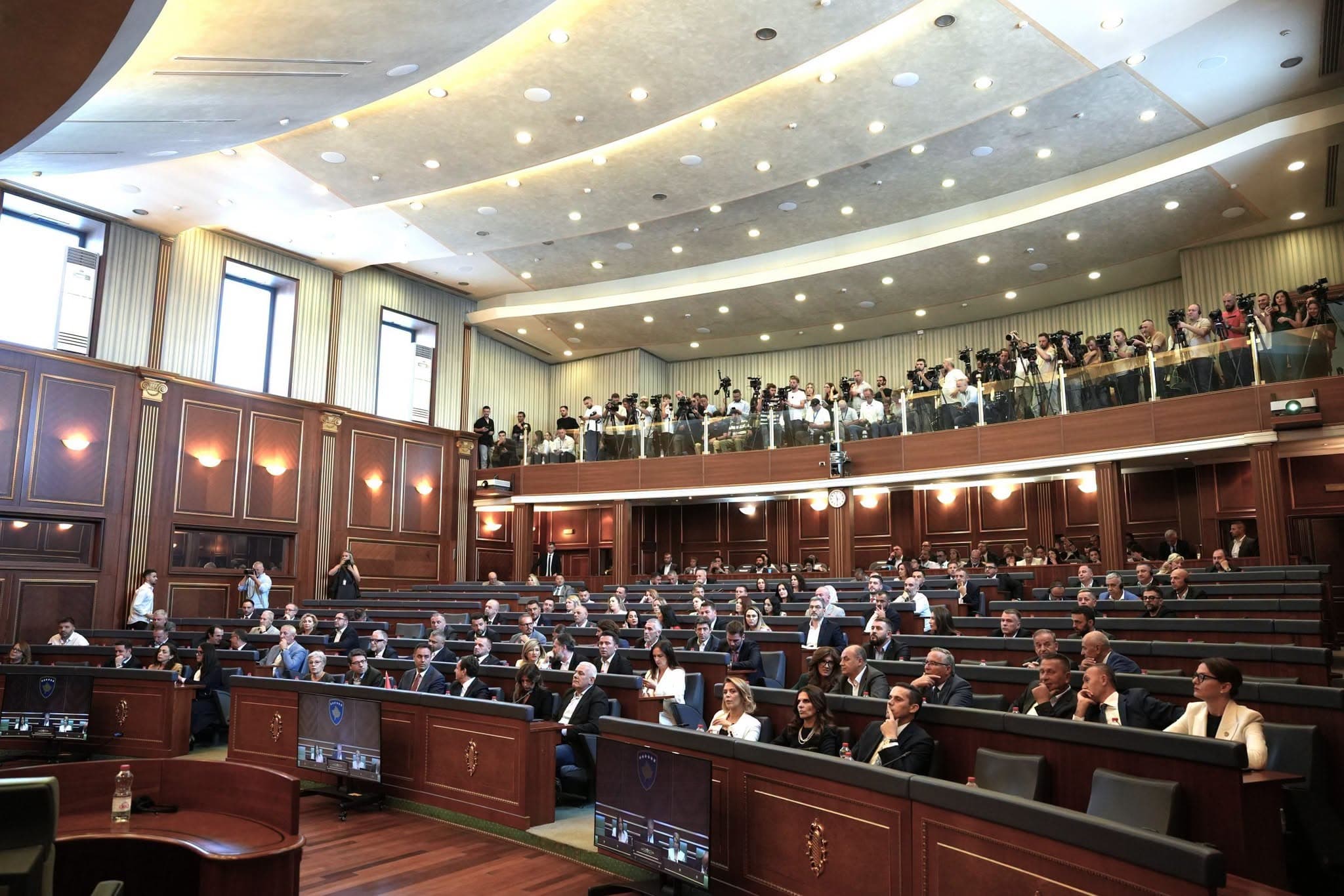 Nga fjalia “populli serb” te kandidatët për nënkryetar të LDK-së e PDK-së, çfarë po e bllokon Kuvendin?