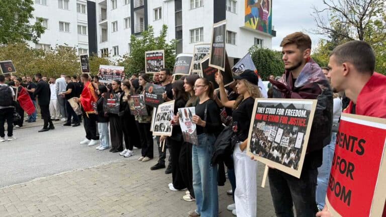 Nga Qendra e Studentëve drejt sheshit “Skënderbeu”, studentët nisin të mblidhen