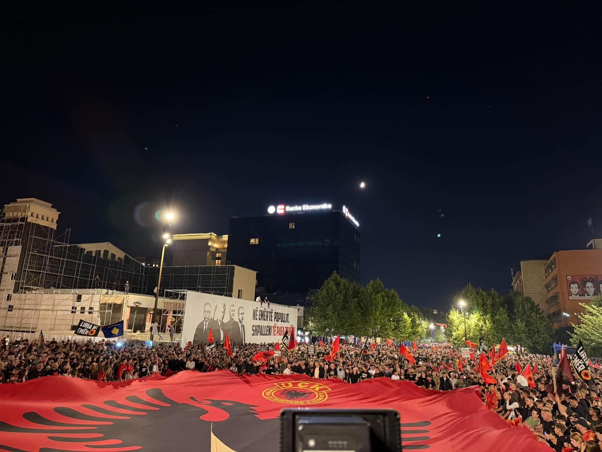 Nis dita e pestë e protestës në Prishtinë, qytetarët valvisin flamurin kombëtar