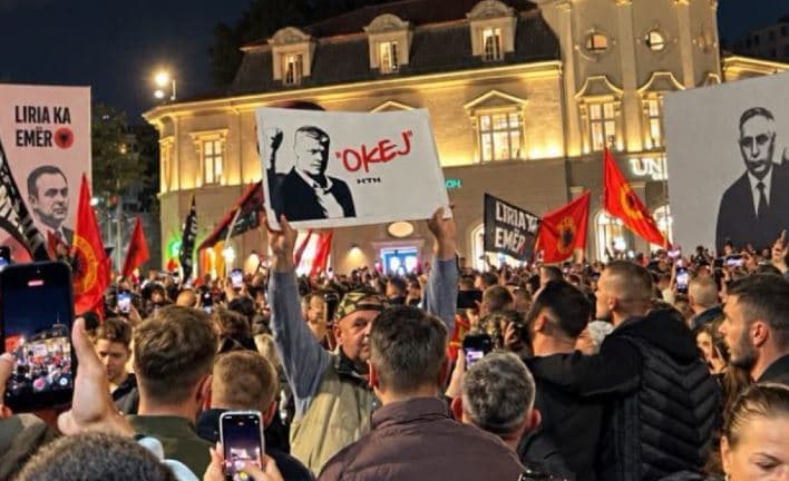 “Okej” në pankartën e protestës – mesazhi që rikthen përgjigjen e Thaçit pas dënimit me 25 vjet në Hagë